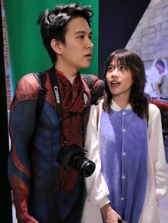 Pasangan yang memang mengidolakan tokoh Spider-Man ini kerap asik berselfie di photo booth saat hadir di acara nobar kemarin. Ekspektasi mereka saat menantikan hadirnya film ini pun terbayarkan setelah menyaksikan. (Adrian Putra/Bintang.com)