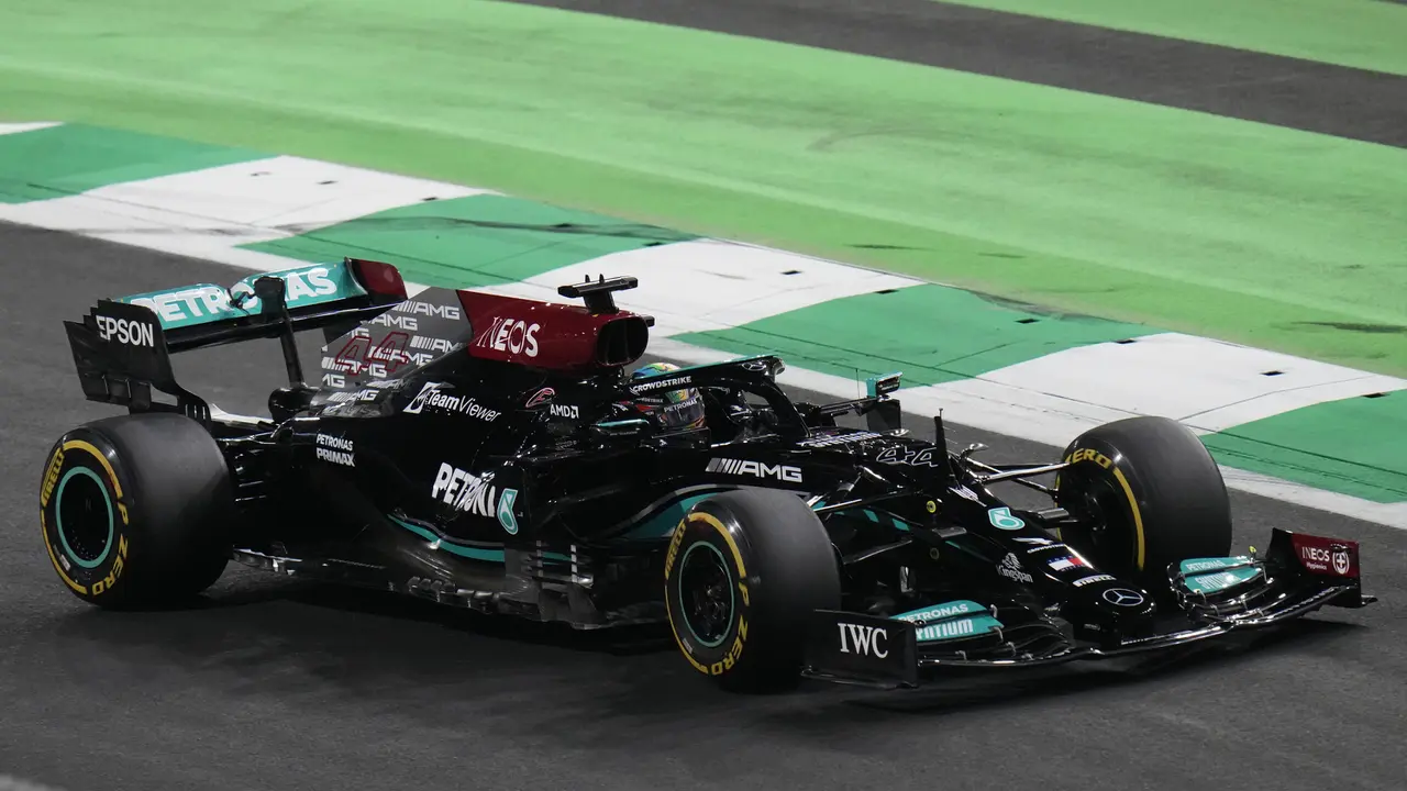 FOTO: Menang F1 GP Arab Saudi, Lewis Hamilton Samai Poin Max Verstappen