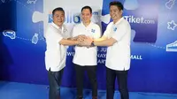  Kusumo Martanto, CEO Blibli.com (kiri) dan Gaery Undarsa, Co Founder sekaligus CCO Tiket.com (kanan), Kamis (15/6/2017) di Jakarta. Pada kesempatan sama, perusahaan sekaligus mengangkat George Hendrata sebagai CEO Tiket.com (tengah) yang baru. 