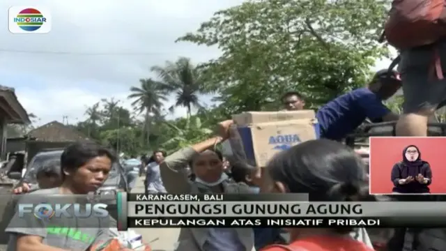 Ratusan warga Dusun Benekasa, Desa Muncan, Karangasem, kembali ke dusun mereka setelah hampir dua pekan berada di pengungsian.