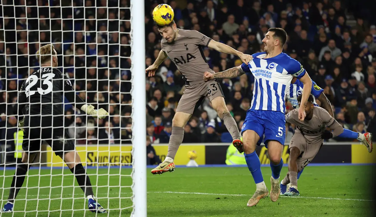 Brighton berhasil mencetak gol ketiga di menit ke-64 melalui tendangan jarak jauh Pervis Estupinan. (AP Photo/Ian Walton)