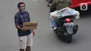 Penjual jasa perbaikan telepon genggam menawarkan jasanya di depan Mall Pusat Grosir Cililitan, Jakarta, Kamis (14/5/2020). Sejak pemberlakuan Pembatasan Sosial Berskala Besar yang berimbas pada penutupan pusat-pusat perbelanjaan, pendapatan mereka turun drastis. (Liputan6.com/Helmi Fithriansyah)
