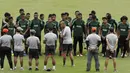 Asisten pelatih Timnas Indonesia U-22, Nova Arianto, memberikan arahan saat latihan di Stadion Madya Senayan, Jakarta, Kamis (24/1). Latihan ini merupakan persiapan jelang Piala AFF U-22. (Bola.com/Yoppy Renato)