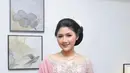 Erina Gudono tampil memikat dengan kebaya dusty pink yang memiliki detail payetan, ia pun memasangkan selendang pink serasi. [@erinagudono]