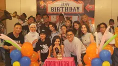 Potret keseruan ulang tahun Adzwa Aurell. Foto tersebut diunggah oleh Adzwa pada 29 September 2024 di laman Instagramnya. Perayaannya sederhana, namun kebersamaannya berharga dan tak terlupakan. Para pemain Mermaid in Love memang sering saling merayakan setiap momen penting, mulai dari perayaan ulang tahun sampai momen pernikahan. (Liputan6.com/IG/@iniadzwaaurell)