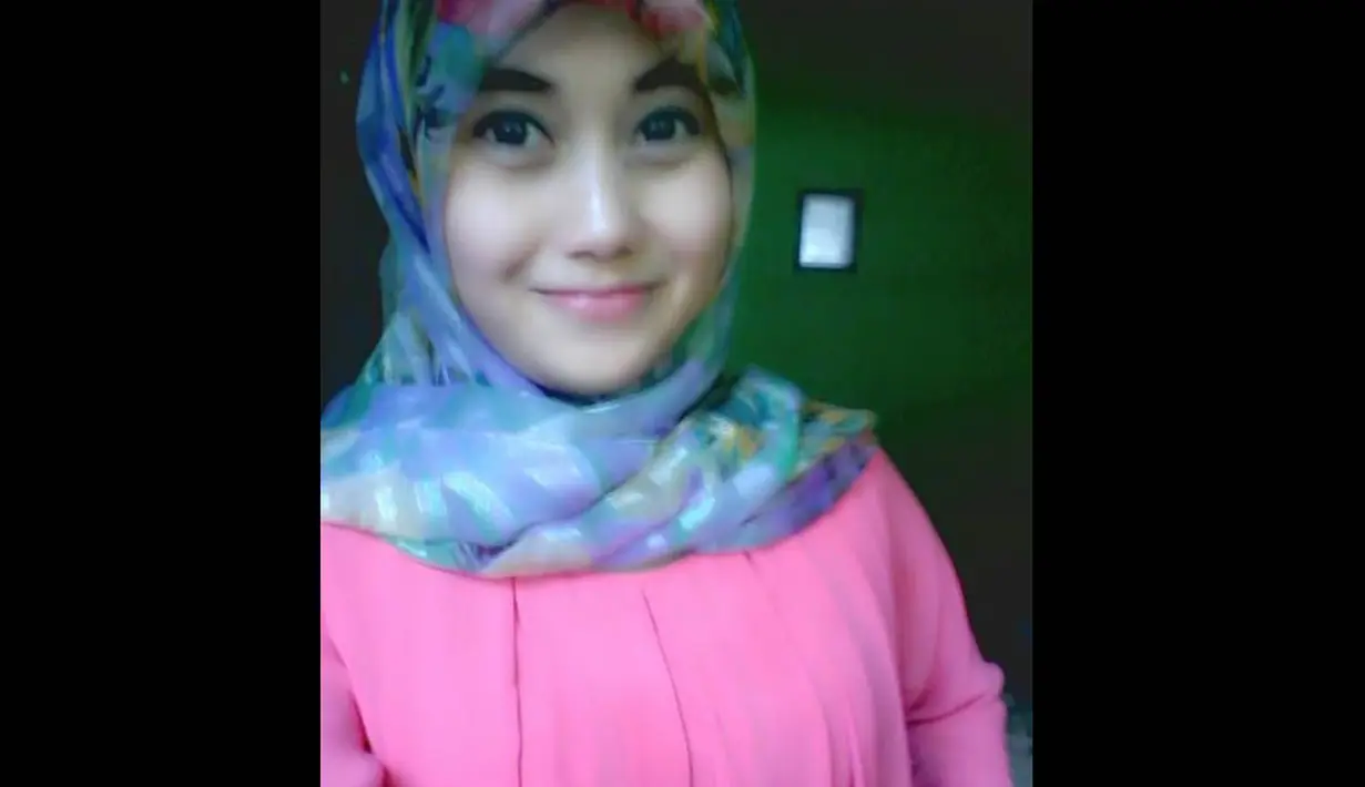 Tak mustahil jika kepopulerannya saat ini bisa mengantarkan si Satpol PP cantik, Nurul Habibah, menjadi artis terkenal. (Facebook.com)