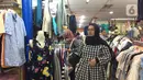 Calon pembeli memilih pakaian bekas sisa ekspor di Pasar Metro Atom, Pasar Baru, Jakarta, Selasa (10/12/2019). Pasar ini akan menjadi lokasi favorit berburu fashion seiring rencana Pemprov DKI Jakarta memindahkan PKL pakaian bekas sisa ekspor ke Pasar Metro Atom. (Liputan6.com/Immanuel Antonius)