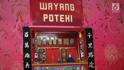 Pertunjukan wayang potehi di salah satu pusat perbelanjaan di Jakarta, Jumat (2/2). Pertunjukan ini didalangi oleh Subur asal Surabaya. (Liputan6.com/Arya Manggala)