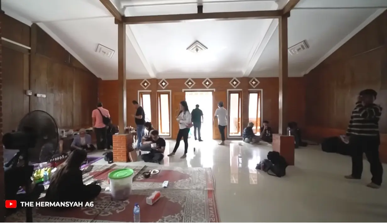 Ruang depan pun tampak sangat luas untuk bisa menampung banyak orang. Uteng mengaku, rumahnya akan dikontrakkan. [Youtube/The Hermansyah A6]