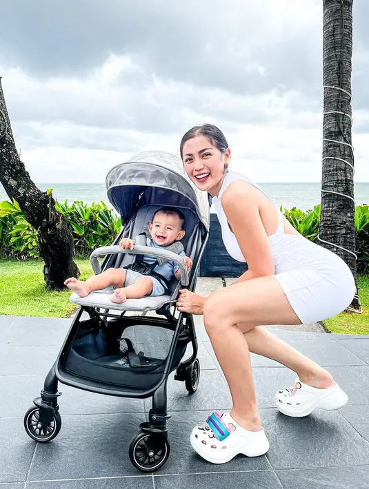 Seperti potret ini, istri Vincent Verhaag itu tampil dalam balutan slim fit dress berwarna putih dengan detail backless. @inijedar.