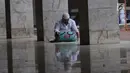 Umat muslim membaca pada hari ke-28 bulan suci Ramadan di pelataran Masjid Istiqlal, Jakarta, Selasa (12/6). Sejumlah umat muslim meningkatkan ibadah mereka dengan itikaf di Masjid Istiqlal jelang berakhirnya Ramadan. (Liputan6.com/Helmi Fithriansyah)