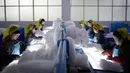 Pekerja wanita melakukan pengecekan benang sutera di Kim Jong Suk Silk Mill, Pyongyang, Korea Utara (6/1). Pabrik ini mampu menghasilkan benang sutra sebanyak 200 ton. (AP Photo/Wong Maye-E)