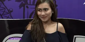 Sebelumnya Jessica Iskandar sempat memposting foto selfie bersama kedua petugas imigrasi yang diduga salah satunya dekat dengan Ayu Ting Ting. Akhirnya Ayu menjelaskan sikap pria yang dekat dengannya itu.