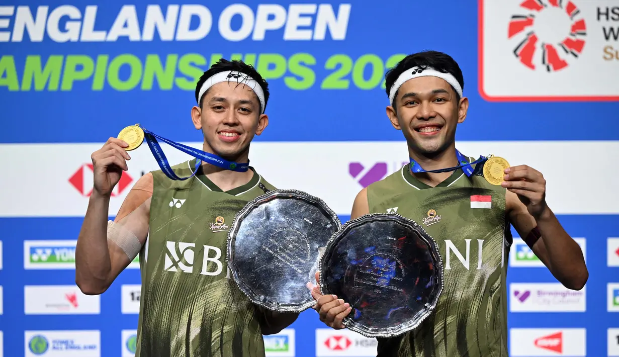 Fajar Alfian/Muhammad Rian Ardianto unggul dua set langsung 21-16, 21-16 atas Aaron Chia/Soh Wooi Yik dari Malaysia. (JUSTIN TALLIS/AFP)
