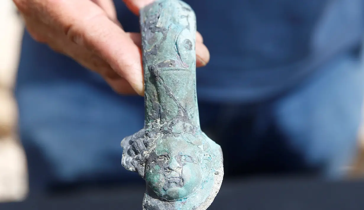 Pecahan patung yang ditemukan disebuah kapal yang karam di pelabuhan kuno dari Taman Nasional Caesarea, Israel, 16 Mei 2016.Diperkirakan kapal itu berusia 1600 tahun. (REUTERS / Baz Ratner)