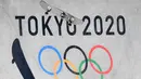Siluet papan atlet Skateboard pria saat berkompetisi selama Olimpiade Tokyo 2020 di Ariake Sports Park Skateboarding di Tokyo, Jepang, Kamis (5/8/2021). (AFP/Loic Venance)