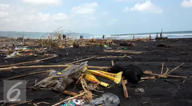 Tumpukan sampah plastik dan sisa tanaman terlihat di pinggir Pantai Depok, Bantul, Yogyakarta, Minggu (27/3/2016). Pantai Depok menjadi lokasi wisata alternatif di Daerah Istimewa Yogyakarta yang ramai dikunjungi. (Liputan6.com/Helmi Fithriansyah)