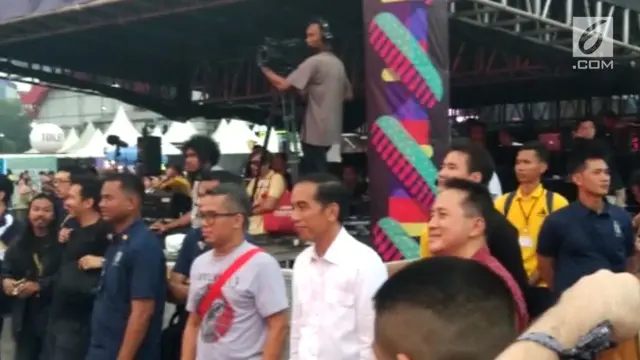 Presiden Joko Widodo atau Jokowi kembali menikmati konser musik di acara We The Fest 2018. Pada 2017, Jokowi juga datang dalam acara tersebut.