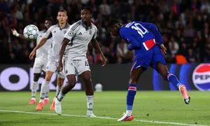 Penyerang asal Prancis bernomor punggung 10 milik Paris Saint-Germain, Ousmane Dembele (kiri), menyundul bola untuk mencetak gol kedua timnya dalam pertandingan sepak bola Liga Champions UEFA (fase liga, pekan pertama) antara Paris Saint-Germain (PSG) dan Slovan Bratislava di Stadion Parc des Princes, Paris, pada 10 September 2026. (FRANCK FIFE/AFP)