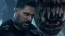 Salah satu adegan menegangkan aktor Joe Manganiello dalam film Rampage. Dalam film ini, Joe bersama The Rock dan Joe Manganiello harus bertarung dengan hewan-hewan raksasa. (Warner Bros via AP)