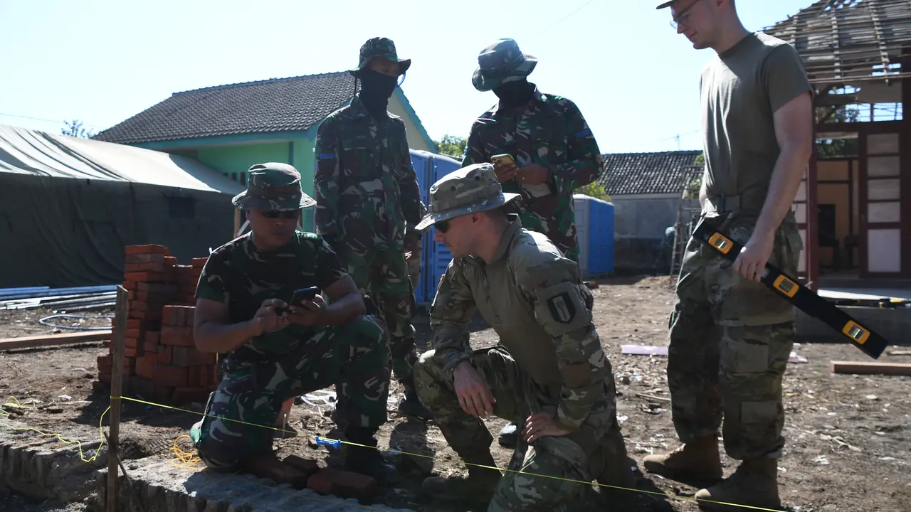 TNI dan Tentara AS merenovasi sekolah di Jawa Timur dalam bagian pelaksanaa Super Garuda Shield 2023 (PUSPEN TNI)