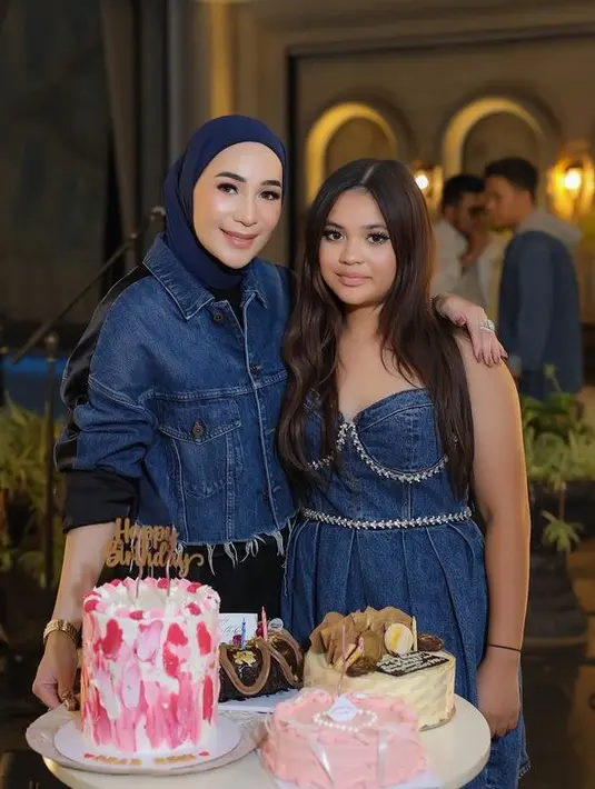 Ulang tahun ke-13, Arlova mendapatkan banyak kue ulang tahun. Ia pun tampil mengenakan dress sleeveless denim dengan aksen blink-blink pada bagian dada dan pinggang.  [@erintaulany]
