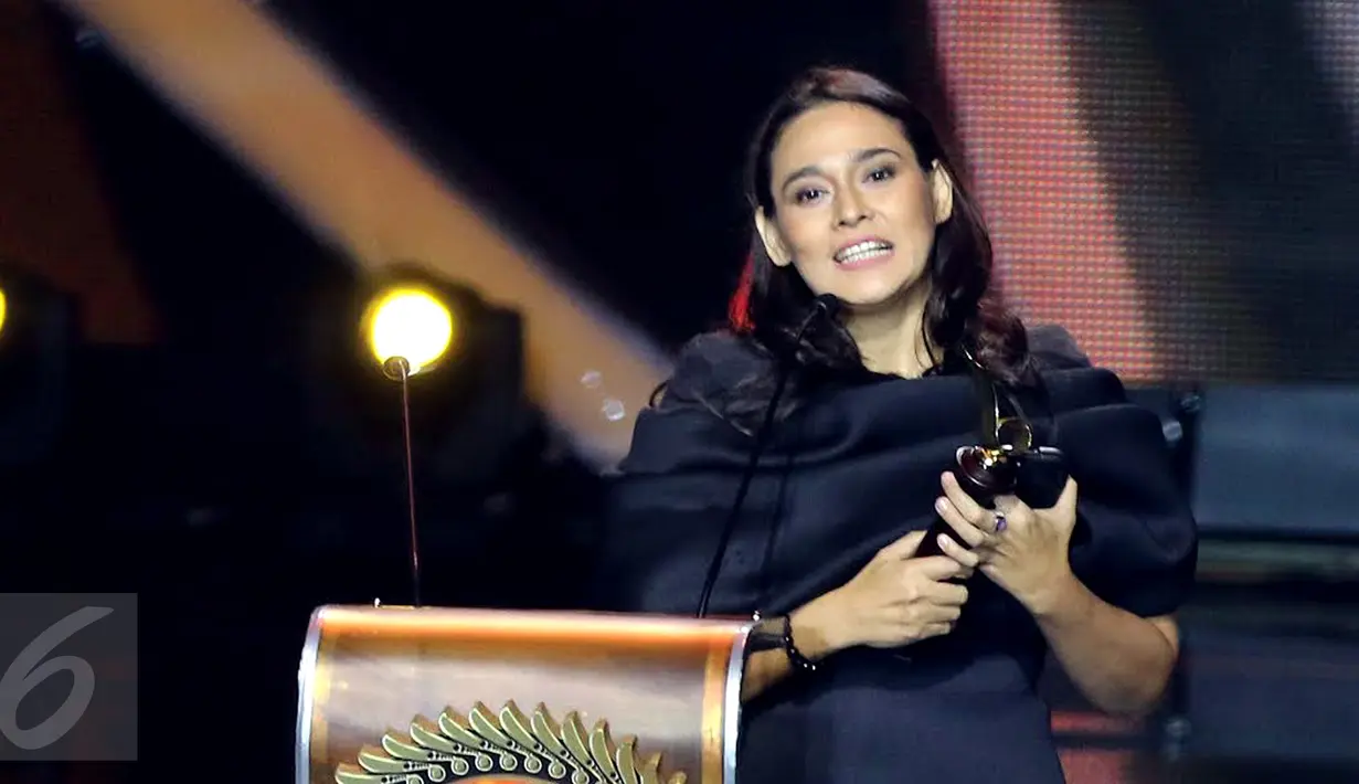 Aktris Ine Febriyanti meraih penghargaan Pemeran Wanita Terpuji Festival Film Bandung (FFB) 2016 lewat perannya dalam film "Nay", di Monumen Perjuangan Rakyat Jawa Barat, Sabtu (24/9). (Liputan6.com/Herman Zakharia)