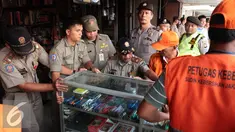 Pemprov DKI Jakarta bersama Polda Metro Jaya melakukan pembongkaran sebanyak 40 ruko di Kavling 36 Pasar Benhil, Jakarta, (29/8/2015). Pembongkaran dilakukan berdasarkan putusan PTUN Jakarta yang memenangkan PD Pasar Jaya. (Liputan6.com/Gempur M Surya)