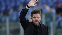 Pelatih Atletico Madrid, Diego Simeone menyapa fans Lazio dalam laga Liga Champions, Rabu (20/9/2023) dini hari WIB. (AFP/Filippo Monteforte)