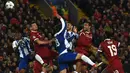 Bek Liverpool, Virgil van Dijk (kedua kanan) menyundul ke arah gawang FC Porto pada leg kedua babak 16 besar Liga Champions di Stadion Anfield, Selasa (6/3). Liverpool sukses melaju ke perempat final dengan bermain imbang tanpa gol. (PAUL ELLIS/AFP)