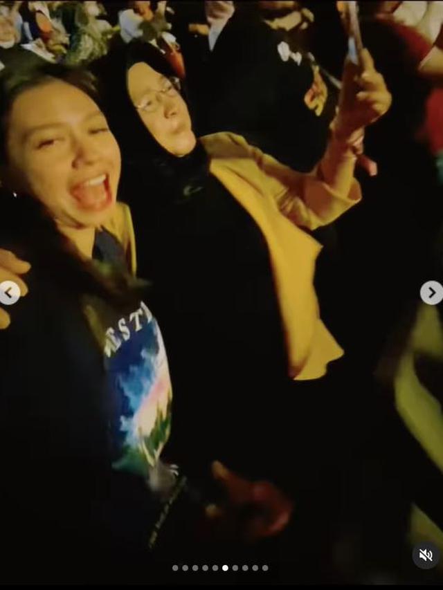 6 Potret Keseruan Yuki Kato Temani Sang Ibunda Nonton Konser Westlife