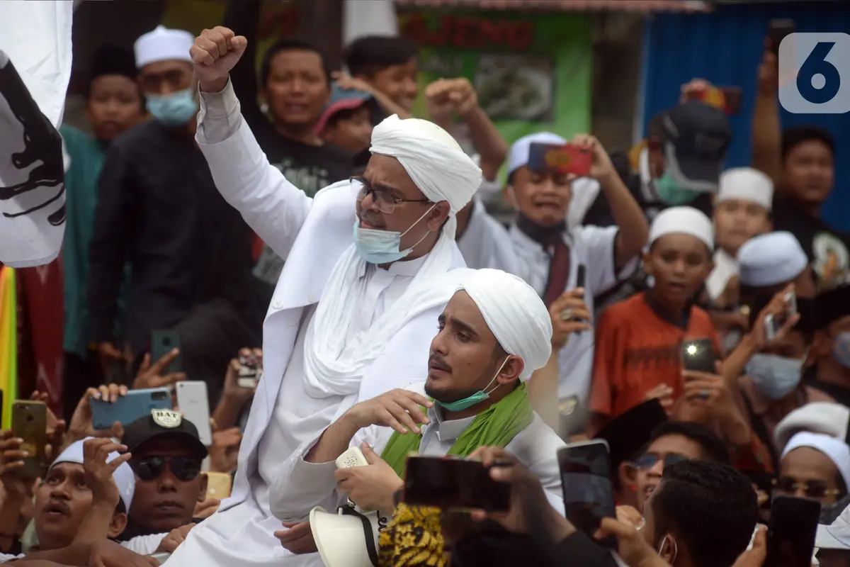FOTO: Tiba di Petamburan, Rizieq Shihab Disambut Massa Pendukung