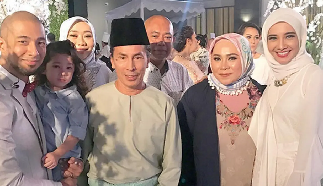 Selain Amy Search, dalam foto yang diunggah oleh Zaskia Sungkar ini juga memperlihatkan sosok penyanyi idola Bella, Marcel Siahaan. Pria berkepala plontos itu terlihat sedang menggendong anaknya. (Instagram/zaskiasungkar)