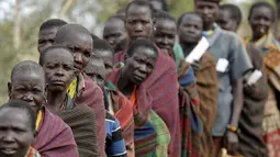 Warga suku Karamojong mengantri untuk memilih Presiden mereka di TPS desa dekat kota Kaabong, Uganda, (18/2). Salah satu calon presiden mereka Yoweri Museveni yang telah memimpin selama 30 tahun. (REUTERS / Goran Tomasevic)