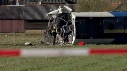 Seorang petugas memeriksa gerbong kereta yang tergelincir sesaat setelah menabrak crane (derek) di Dalfsen, Belanda, Selasa (23/2). Kecelakaan itu menewaskan sang masinis dan melukai empat pengemudi mobil yang berada di dekat lokasi kejadian (REUTERS/NOS)