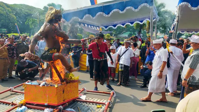 Jelang Nyepi, Umat Hindu Gelar Upacara Tawur Agung Kesanga di Tugu Malang