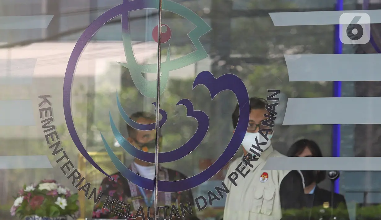 Penyidik KPK memasuki Kantor Mina Bahari IV Kementerian Kelautan dan Perikanan (KKP) di Jakarta, Jumat (27/11/2020). KPK melakukan penggeledahan usai ditangkapnya mantan Menteri Kelautan dan Perikanan Edhy Prabowo bersama enam tersangka lainnya. (Liputan6.com/Herman Zakharia)