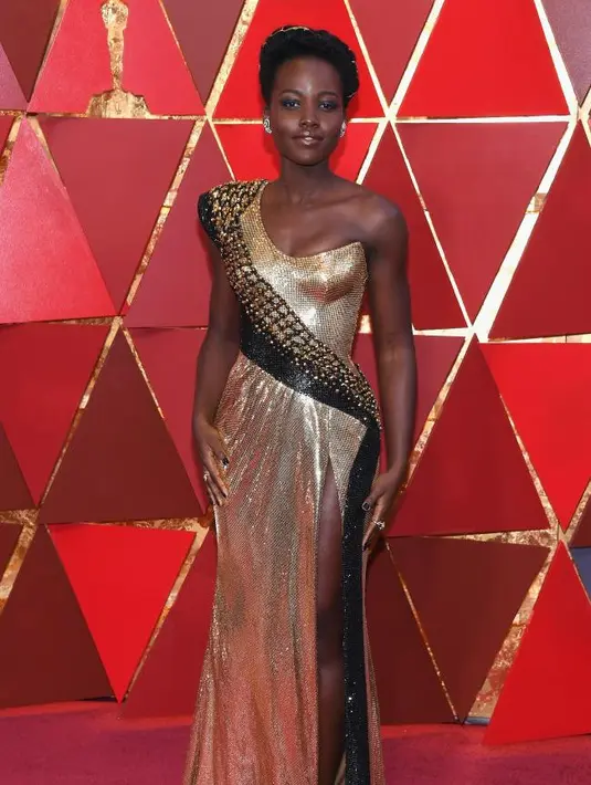Kamu pasti setuju, aktris Black Panther, Lupita Nyong'o mengenakan gaun terbaik. Ia tampak sangat mengagumkan dengan dress berwarna emas yang dipadankan dengan hitam. (Getty Images/news.com.au)