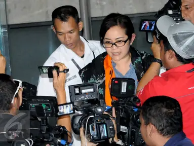 Dessy A Edwin keluar dari gedung KPK usai menjalani pemeriksaan perdana, Jakarta, Senin (18/1/2016). Dessy diperiksa KPK terkait kasus suap proyek di Kementerian Pekerjaan Umum dan Perumahan Rakyat. (Liputan6.com/Helmi Afandi)