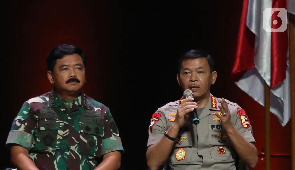 Kapolri Jenderal Pol Idham Aziz (kanan) memberikan paparan dalam diskusi panel VIII Rakornas Indonesia Maju antara Pemerintah Pusat dan Forum Koordinasi Pimpinan Daerah (Forkopimda) di Bogor, Jawa Barat, Rabu (13/11/2019). Panel VIII membahas stabilitas keamanan negara. (Liputan6.com/HermanZakharia)