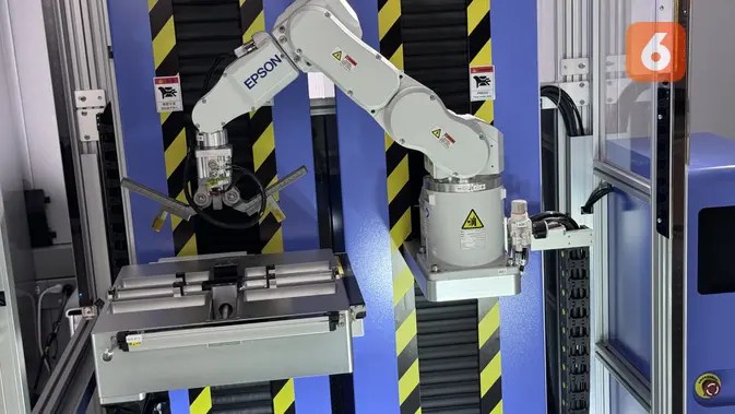<p>Robot khusus untuk simulasikan sudut dan ketinggian jatuh iPhone hingga MacBook. (Liputan6.com/ Yuslianson)</p>