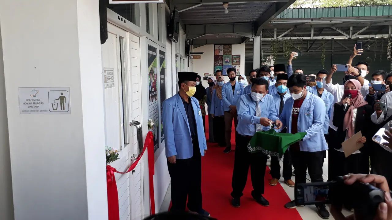 Inkubator Bisnis Mahasiswa (IBM) STMIK Komputama, Cilacap, fasilitas untuk praktik digital marketing, seperti pasar saham dan mata uang kripto. (Foto: Liputan6.com/Muhamad Ridlo)