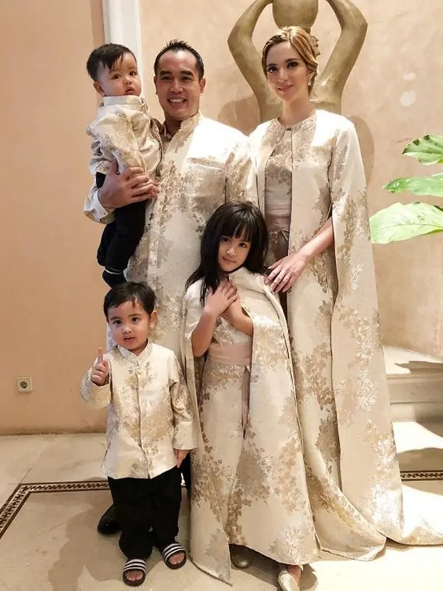 7 Potret Seleb Pakai Baju Muslim Senada Sekeluarga, Kompak Bisa Jadi Inspirasi