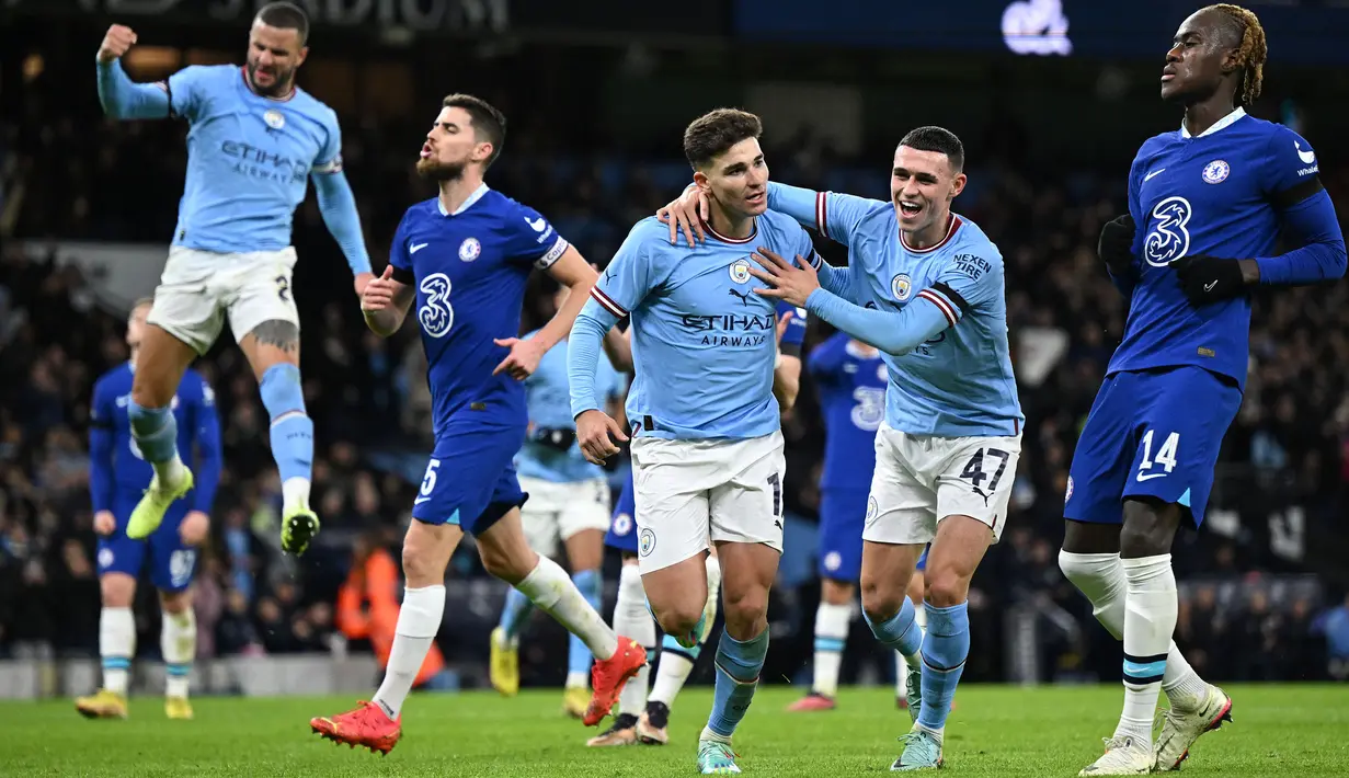Lima menit berselang, VAR memberikan penalti kepada Manchester City setelah Kai Havertz dinilai melakukan handball di kotak terlarang. Julian Alvarez (tengah) yang bertindak sebagai algojo tendangan dua belas pas sukses membawa The Cityzens unggul 2-0. (AFP/Oli Scarff)
