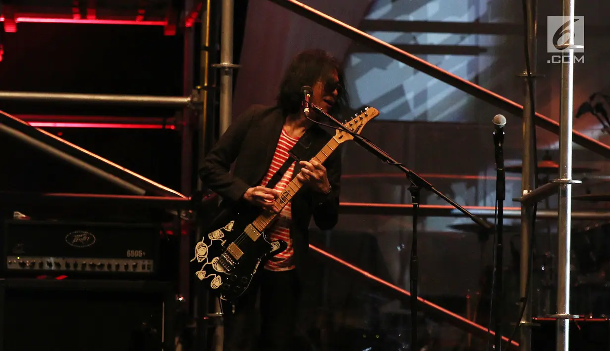 Penampilan gitaris Slank saat membawakan lagu Pak Tani, Mars Slankers, dan Maju Terus Pantang Mundur pada Konser Pancasila Gemilang di JCC, Jakarta, Selasa (22/08). Lagu tersebut menggambarkan Sila Kelima Pancasila. (Liputan6.com/Herman Zakharia)