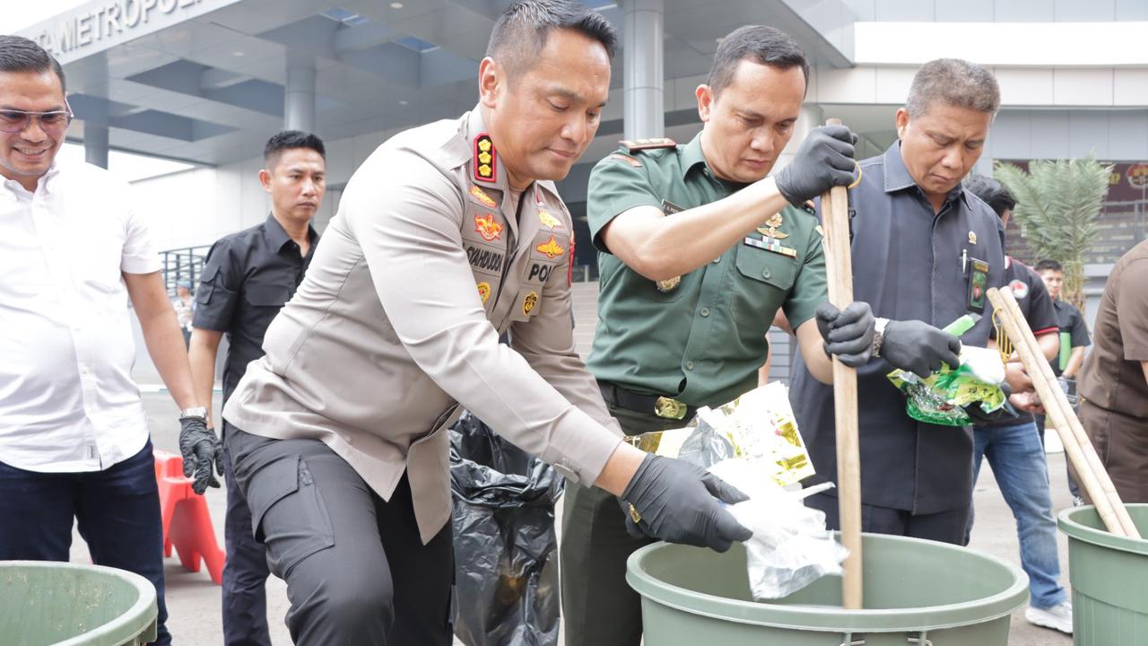 Polres Metro Jakarta Barat memusnahkan ratusan kilogram barang bukti sabu dan ganja.