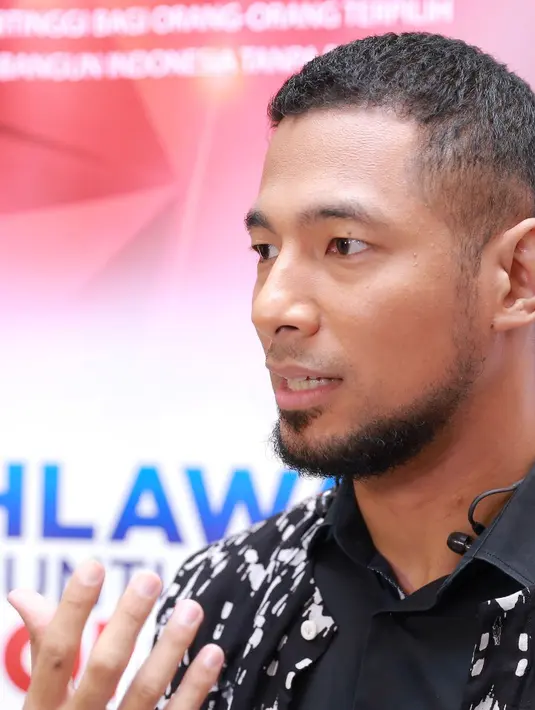 Marchell dapat tampil manis melantunkan lagu pop, seperti Firasat. Namun, di sisi lain, Marcell dapat tampil liar menggebuk drum untuk band indie Konspirasi yang mengusung aliran grunge. (Galih W. Satria/Bintang.com)