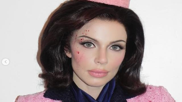 Julia Fox dalam kostum Halloween terinspirasi Jackie O Kennedy, mantan ibu negara Amerika Serikat. (dok. Screenshoot Instagram @juliafox/https://www.instagram.com/p/DQe2fVDkVv8/?img_index=1/Dinny Mutiah)