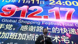 CEO Alibaba Daniel Zhang melakukan pidato didepan layar yang menunjukkan total nilai barang yang ditransaksikan di festival belanja 11.11 di Beijing, Cina,(12/11/2015).  Alibaba Group meraup sekitar 2 triliun rupiah. (REUTERS/Kim Kyung - Hoon)