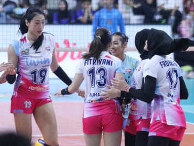 Liu Yanhan (kiri kedua) melakukan selebrasi dengan rekan satu timnya Jakarta Livin Mandiri pada laga Pekan 5 Putaran II PLN Mobile Proliga 2025 mengahadapi Jakarta Electric PLN di GOR Jalak Harupat, Bandung, Jawa Barat, Jumat (7/2/2025). (Dok. PBVSI)